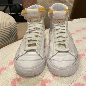 Nike Women's Blazer '77 Vintage Mid Triple White Leather Size 6.5 CZ1055-117